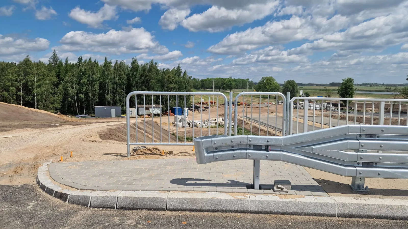 Montaż barier energochłonnych — droga wojewódzka
