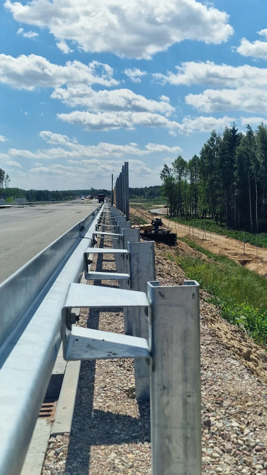 Detal połączenia słupka i prowadnicy bariery drogowej