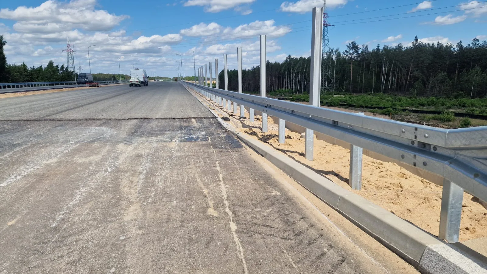 Odcinek drogi zabezpieczony barierą energochłonną UBRD