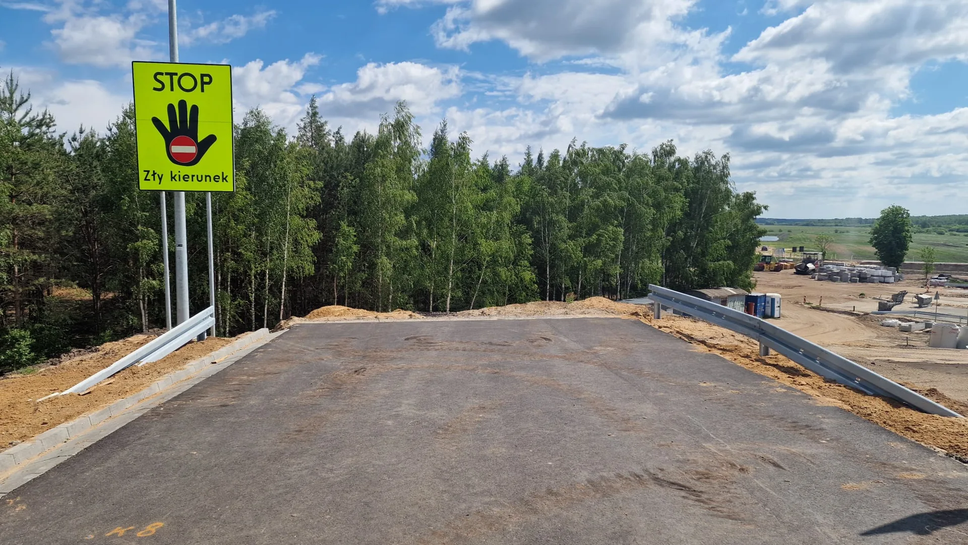 Panoramiczny widok zamontowanych barier drogowych