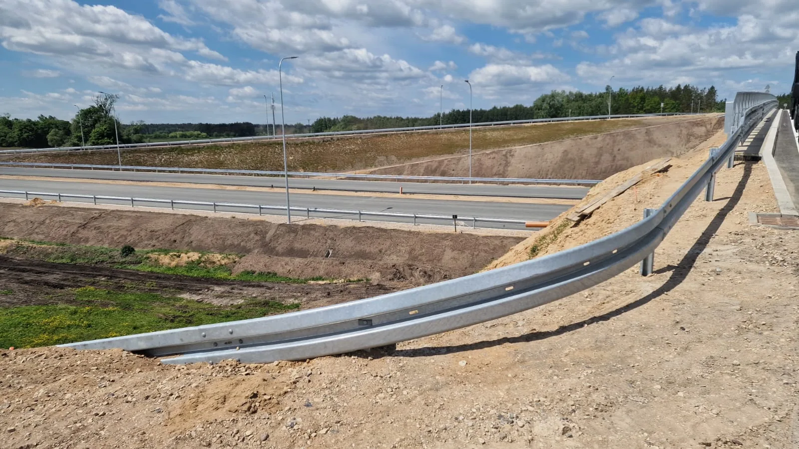 Montaż barier drogowych — widok w trakcie prac