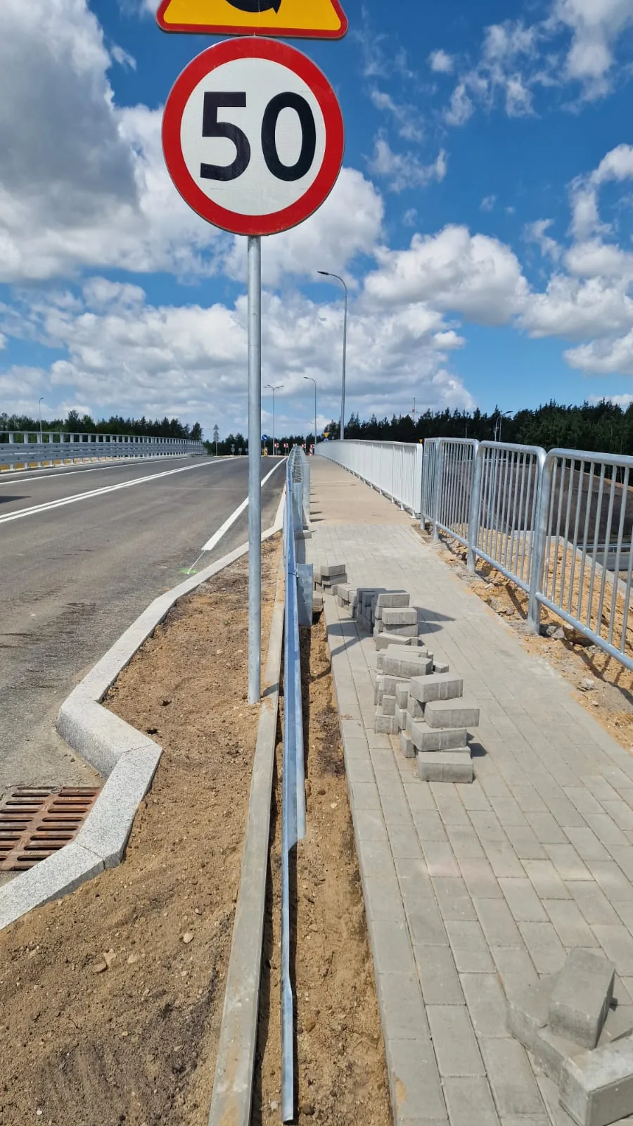 Słupki i prowadnice bariery drogowej — detal montażu